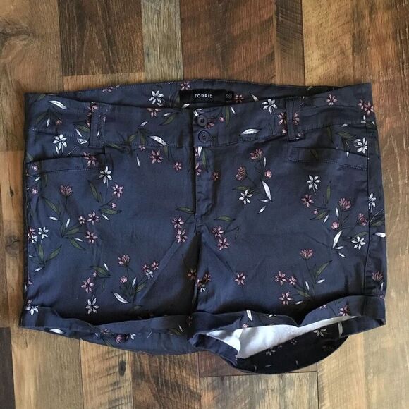 Torrid Shorts Plus SZ 22 women’s floral bluegray pink cuffed - Picture 1 of 4